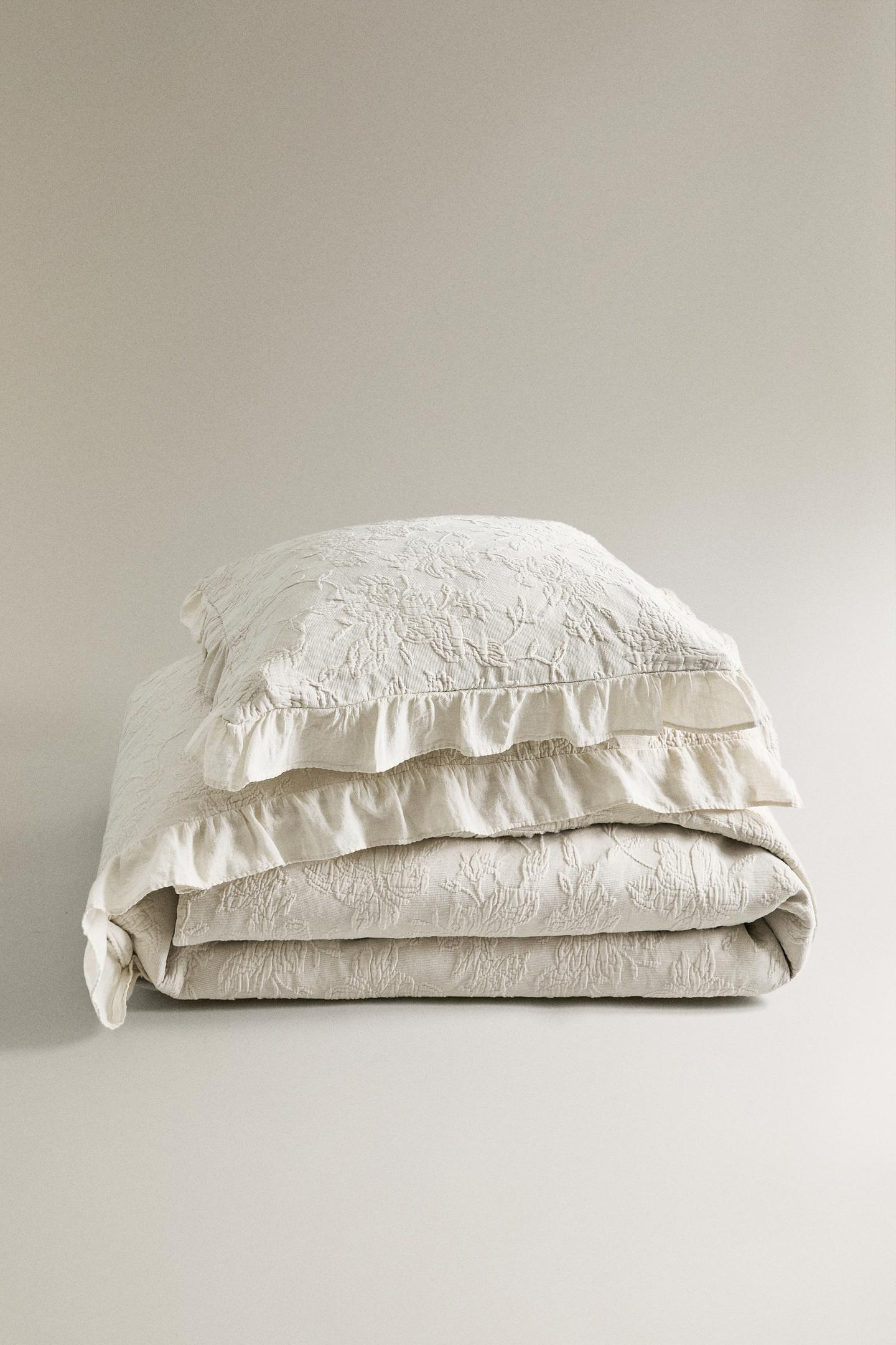 Ecru jacquard bedspread with ruffle trim